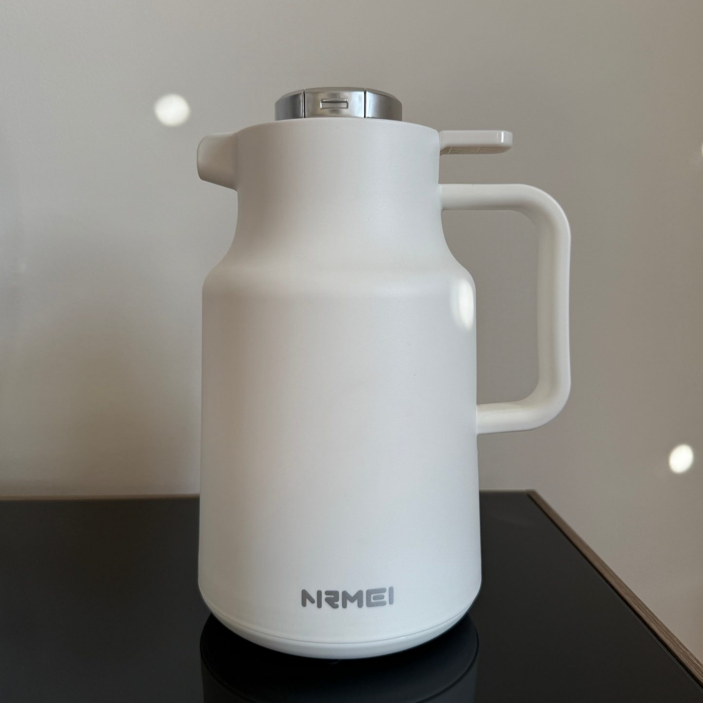 White Vacuum Thermos with temperature display, 1,5L