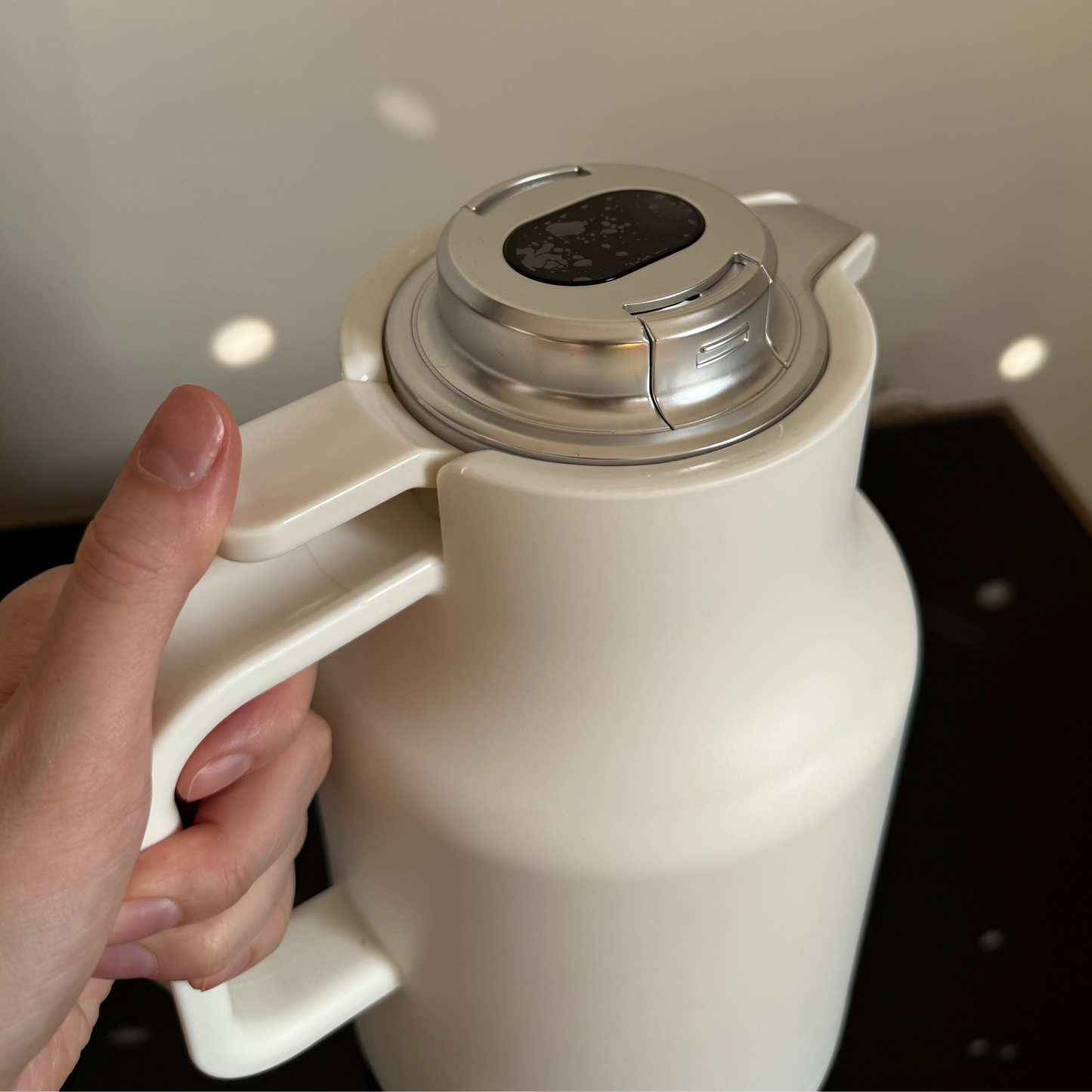 White Vacuum Thermos with temperature display, 1,5L